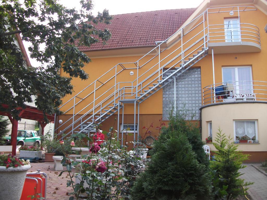 Győrújbarát Jobor Vendeghaz酒店 外观 照片